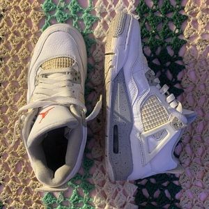 Air Jordans 4, Oreo 
Size: 5.5 Boys 
USED-GOOD
#STREETWEAR #Y2k #GOING OUT